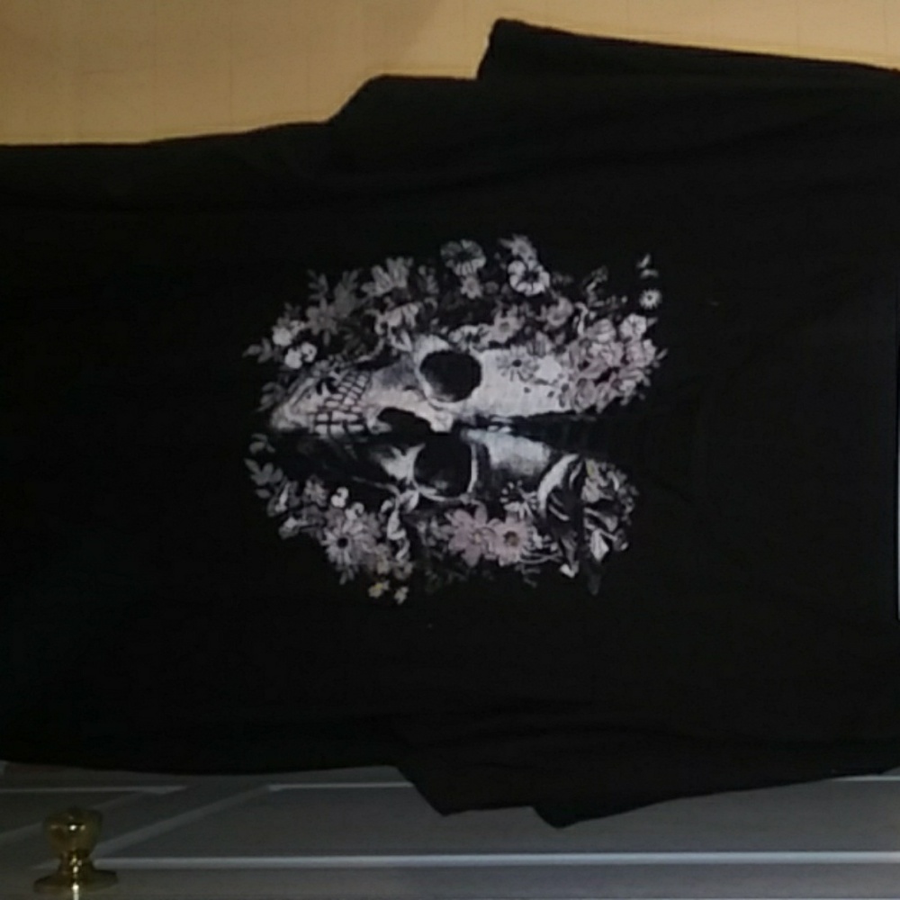Black skull shirt from Loralette
